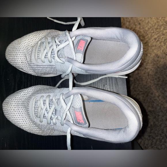 Size 10 Nike shoes - Picture 1 of 5